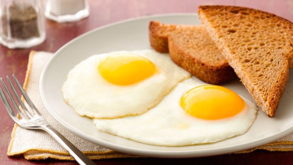 2 sunny side up eggs and toast